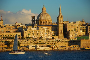 Fototapeta na wymiar Вид на старый город Валетта на закате, Мальта