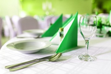 Wasserglas auf gedecktem Tisch