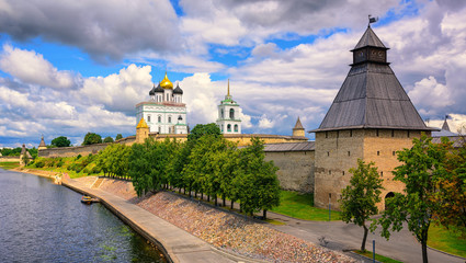 Pskov Kremlin on Velikaya River, Pskov, Russia - obrazy, fototapety, plakaty