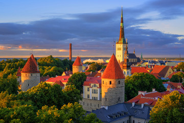 Obraz premium Medieval churches and towers in the old town of Tallinn, Estonia