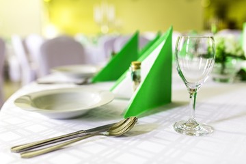 Wasserglas auf gedecktem Tisch