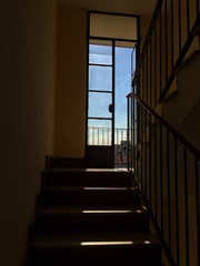 scale al tramonto, verso il balcone