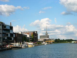Die Hafenpromenade mit dem Kreativkai vor blauem Himmel mit weißen Wolken im Sonnenschein am alten Hafen am Dortmund-Ems-Kanal in Münster in Westfalen im Münsterland © Martin Debus