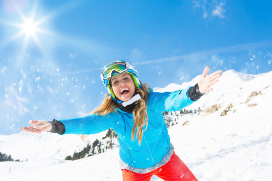 Frau hat Spa&szlig; in den Alpen