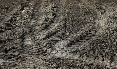 Traktorspuren im Acker