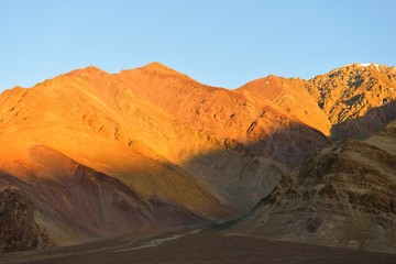 Sonnenuntergang mit Gebirge, Ladakh, Indien