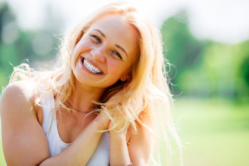 Naklejka premium Portrait of beautiful young girl on summer day