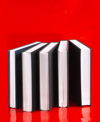 Пять книг на красном фоне
