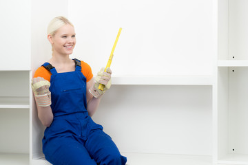 junge frau freut sich über maßarbeit