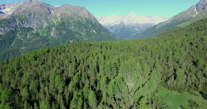 Aerial 4k - Valmalenco (IT) - Alpe Entova - sorvolo verso Chiareggio