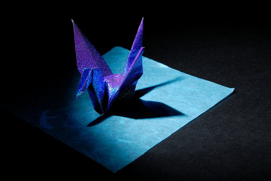青い折鶴./光る紙で折った折鶴です.