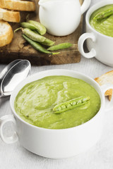 Green pea cream soup with toasts