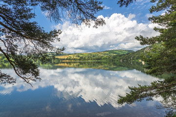 le lac d'Issarles en Ardèche/lac avec reflets du ciel