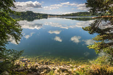 le lac d'Issarles en Ardèche/lac avec reflets du ciel