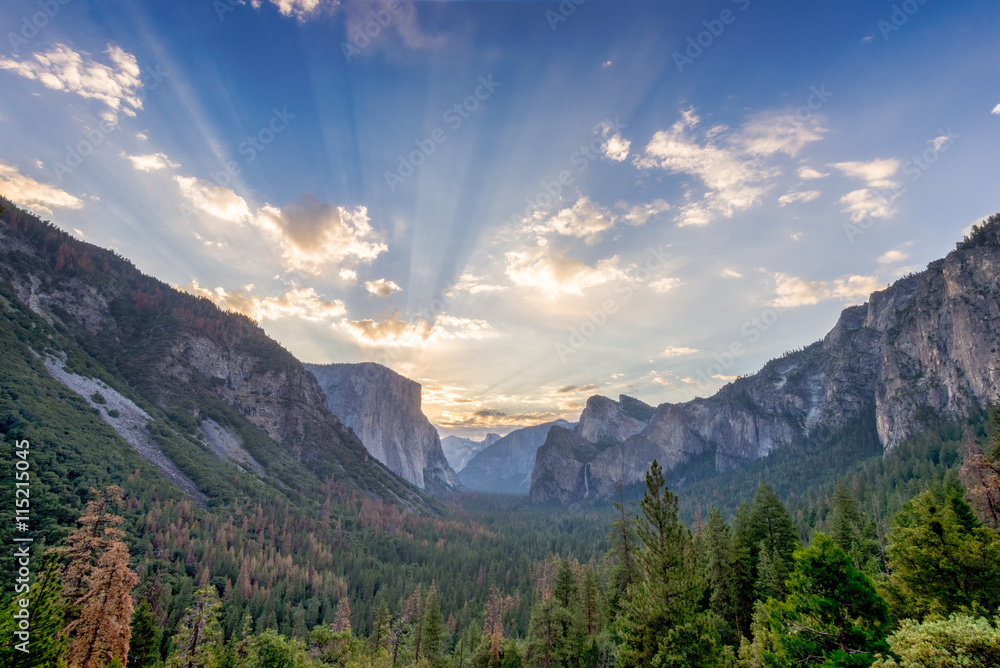 Wall mural sunrise at the tunnel view vista point at yosemite national park