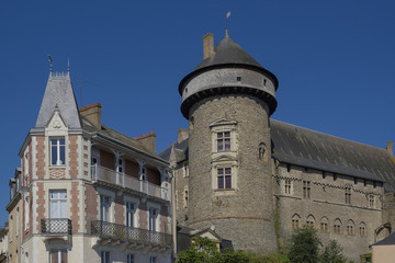 Obraz premium Laval, vieille ville, château et donjon