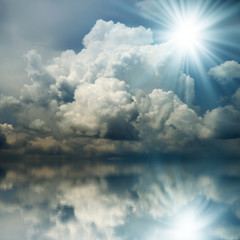 Obrazy na Szkle  Promień słońca w ciemnoniebieskich chmurach