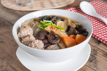 Clear soup with bean curd and minced pork. (Gaeng Jued Woon Sen)