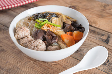 Clear soup with bean curd and minced pork.