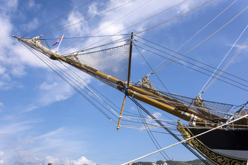 Ropes and wood on the ship Amerigo Vespucci in Italy - obrazy, fototapety, plakaty