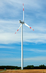 Windkraftanlage auf einem Feld