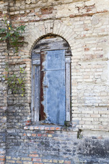 Fototapeta premium old crumbling building