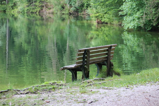 Eine Bank am Ufer eines Sees