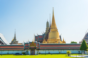 Fototapeta premium Royal grand palace Wat pra kaew with blue sky in Bangkok