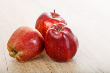 Fototapeta na wymiar apples on a wooden surface