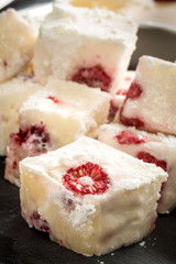 Cubetti cremosi di panna cotta e lamponi con crema di cioccolato bianco
