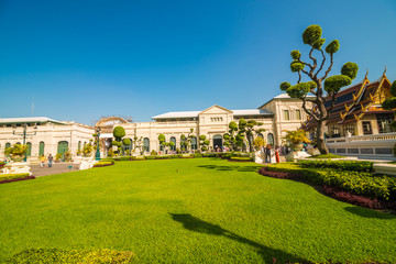 Fototapeta na wymiar Royal grand palace Wat pra kaew with blue sky in Bangkok