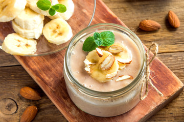 Banana mousse with almond