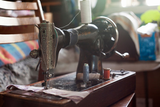 Traditional sewing machine with bobbins and threads