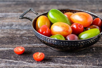 Bunte Tomaten in einer Vintage-Schüssel