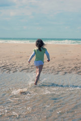 belle jeune fille courant sur la plage