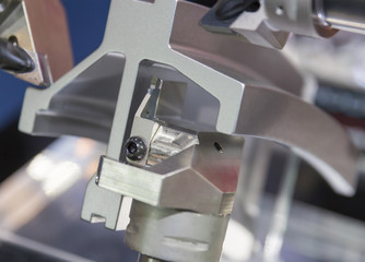 Industrial milling metal cutting tool with high precision work p