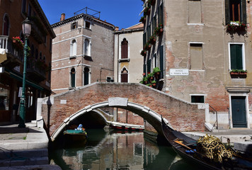 Fototapeta na wymiar Santa Maria Nova bridge in Venice, with gondola