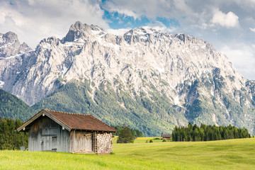 Fototapeta na wymiar Alpine barn in the Karwendel Mountain range