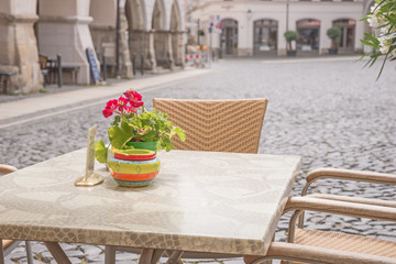 Leerer Tisch im Straßencafe