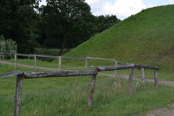 Danewerk - Auf den Spuren der Wikinger, Wiese und Mauern