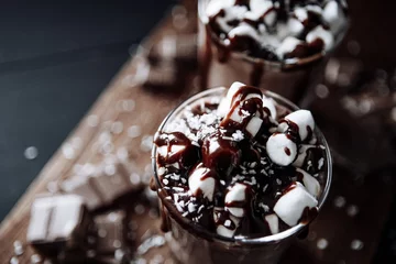 Photo sur Plexiglas Chocolat Chocolat chaud fait maison. Une tasse avec du chocolat chaud, des guimauves et une barre de chocolat.