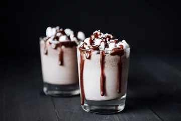 Photo sur Plexiglas Chocolat Homemade Hot Chocolate. A cup with hot chocolate, marshmallows and bar chocolate.