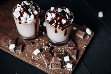 Crédence de cuisine en verre imprimé Chocolat Chocolat chaud fait maison. Une tasse avec du chocolat chaud, des guimauves et une barre de chocolat.