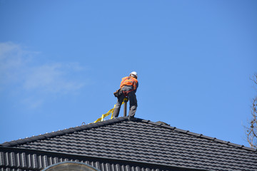obrero trabajando sobre un tejado
