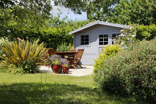 Cabanon avec terrasse et salon de jardin