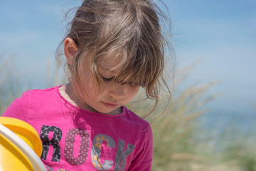 enfant jouant dans le sable