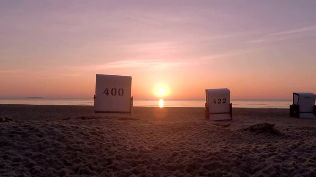 Strandk&ouml;rbe am Sandstrand auf der Insel Usedom im Sonnenaufgang