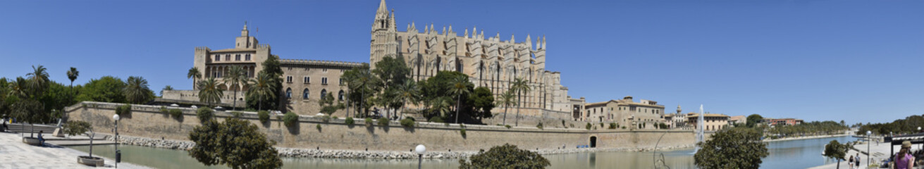 Fototapeta na wymiar Vista panorámica de la catedral de Palma de Mallorca y del palacio real de La Almudaina desde el Parque del Mar