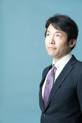 ビジネスポートレート・ブルーバック