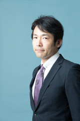 ビジネスポートレート・ブルーバック